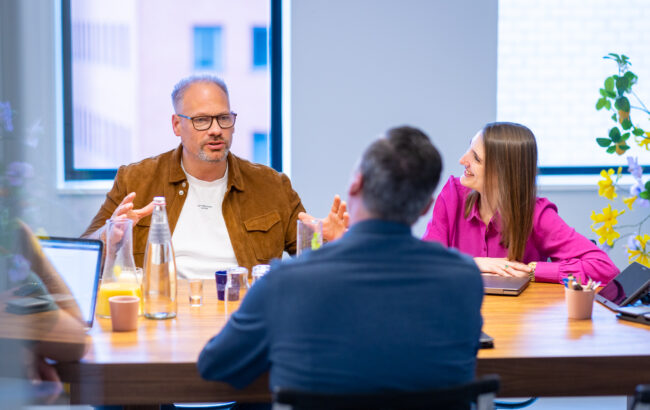 Mensen aan tafel in gesprek