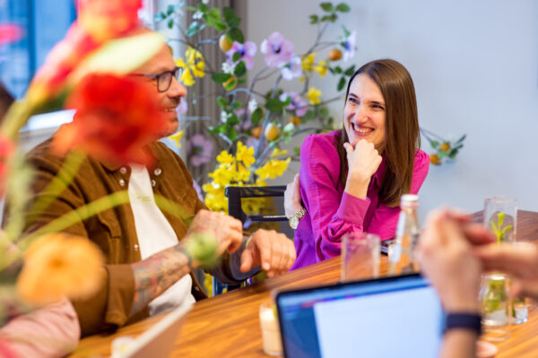 Chianne van SPEYK in gesprek met collega's