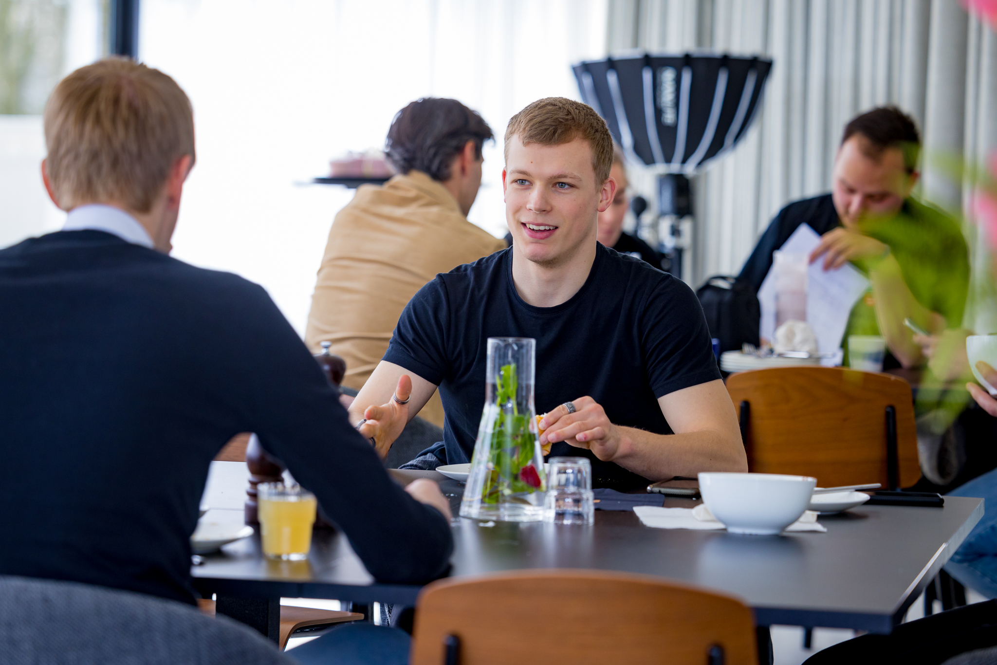 Jongen in beeld aan tafel