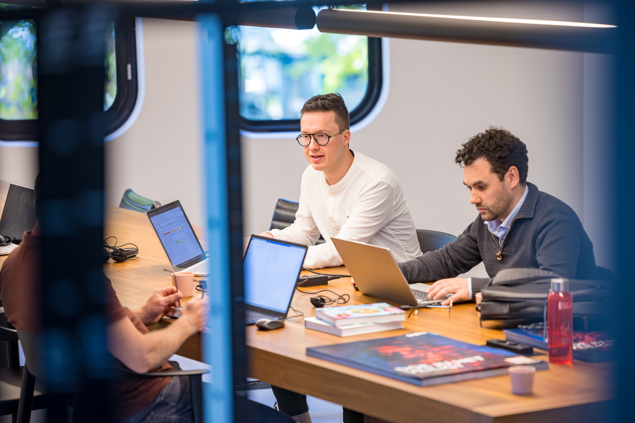 Twee mannen aan tafel in gesprek