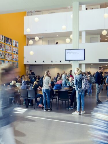 Kinderen binnen een schoolgebouw