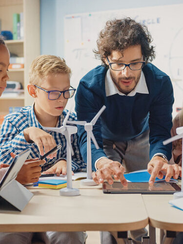 Kinderen bij leraar