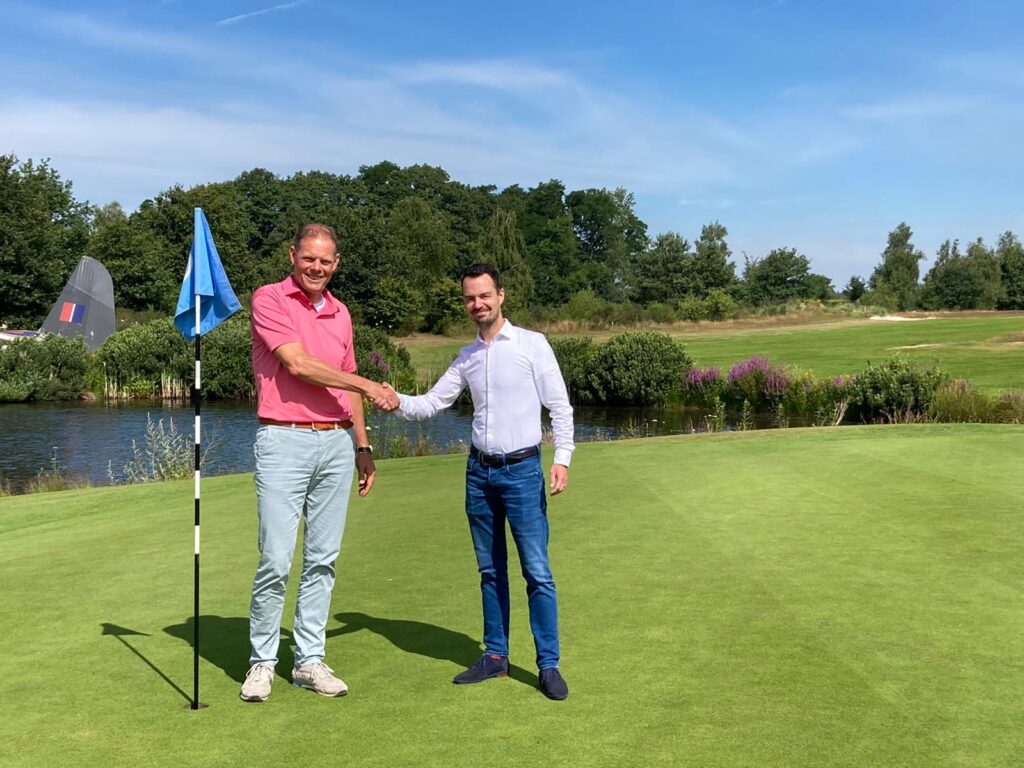 Twee mannen schudden elkaar de hand.