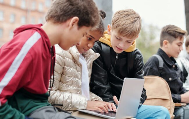 Kinderen achter laptop