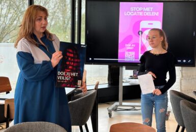 Vrouw met poster in haar hand